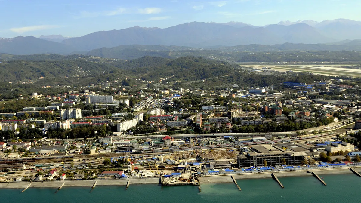 pogled iz zraka na lučki grad s dokovima, zgradama, cestama