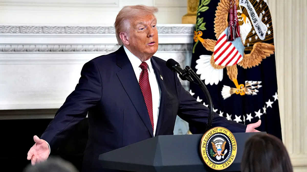 Predsjednik Donald Trump gestikulira dok govori