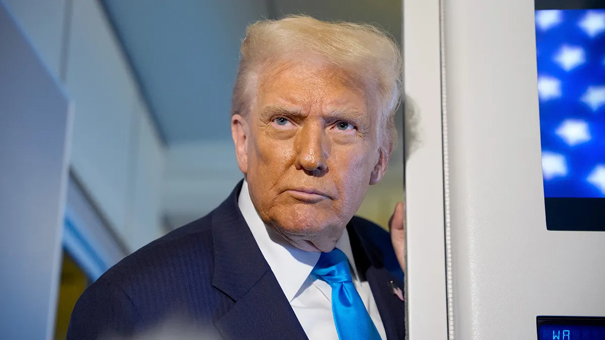 Trump razgovara s novinarima iz Air Force Onea