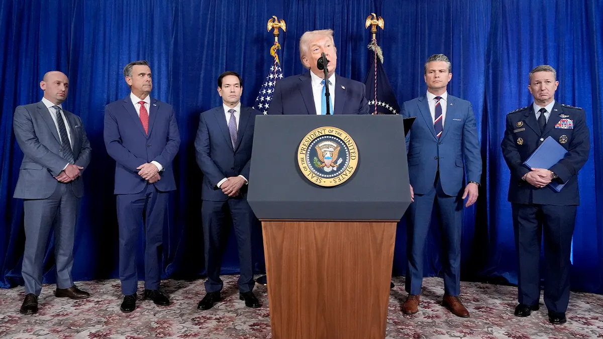 Trump drži primjedbe s govornice u Mar-a-Lagu.