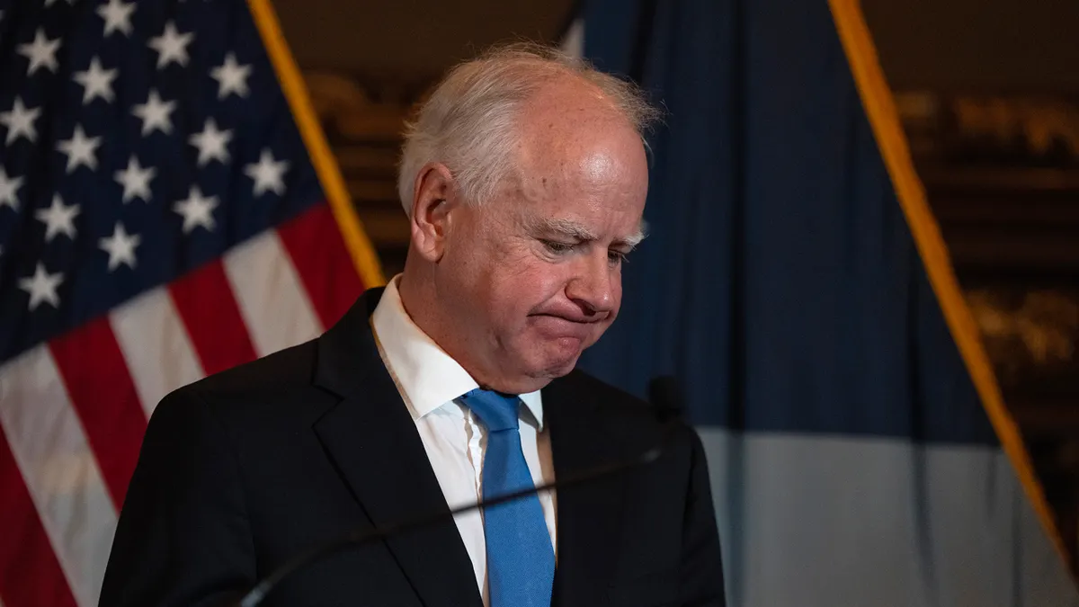 Tim Walz gleda u pod