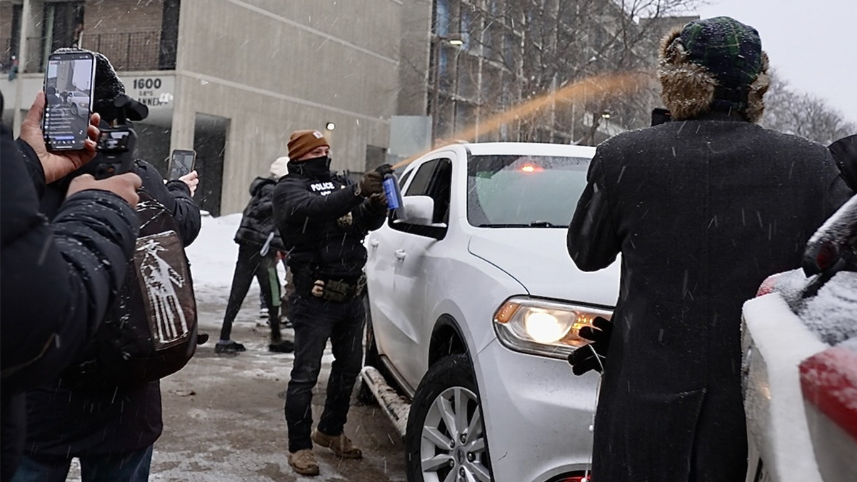 Aktivisti su se suočili sa skupinom agenata ICE-a