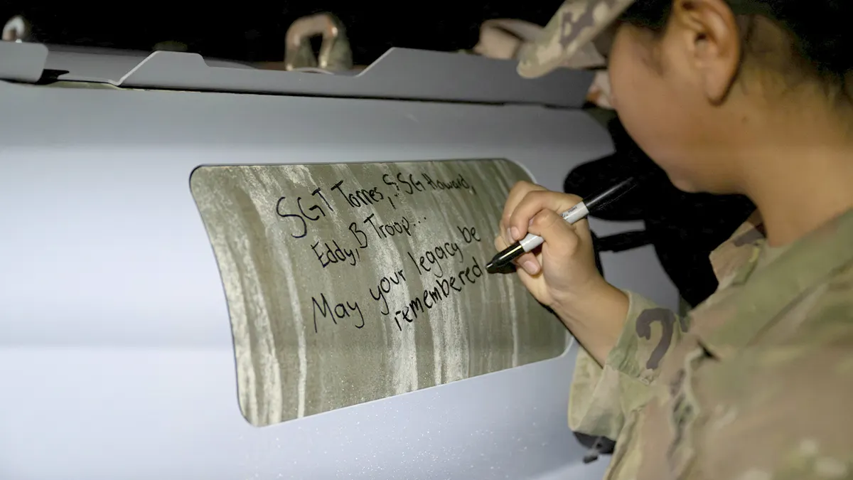 Američki vojnici pridruženi Nacionalnoj gardi Iowe potpisuju sustave streljiva GBU-31