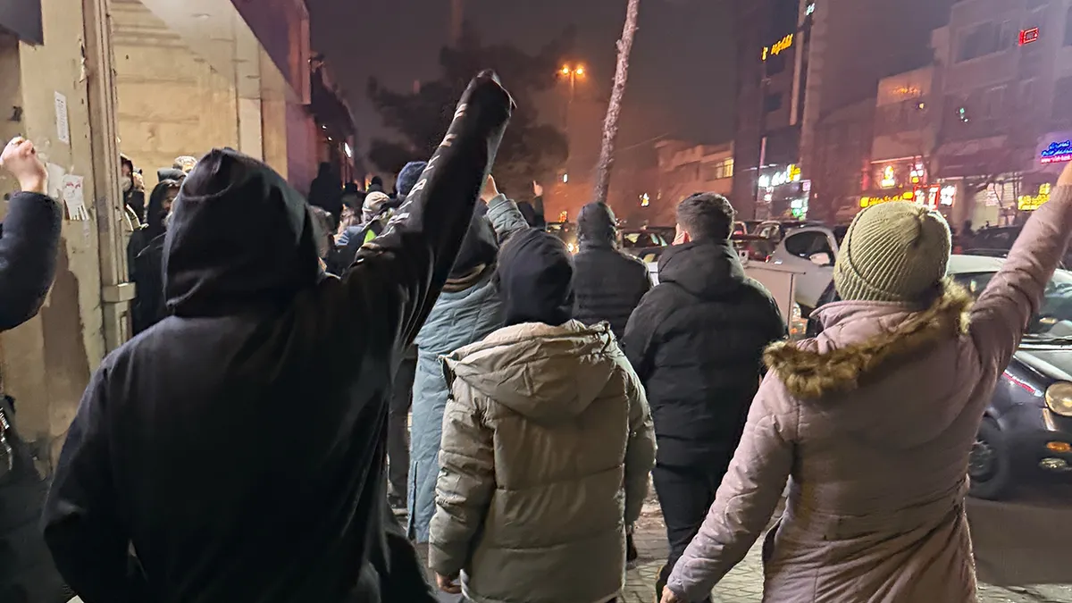 prosvjednici pjevaju i marširaju u Teheranu