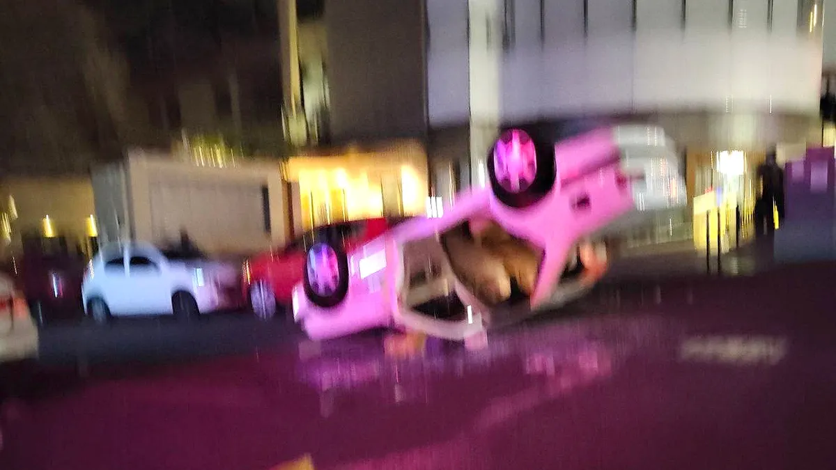 Prevrnut automobil u Iranu usred prosvjeda