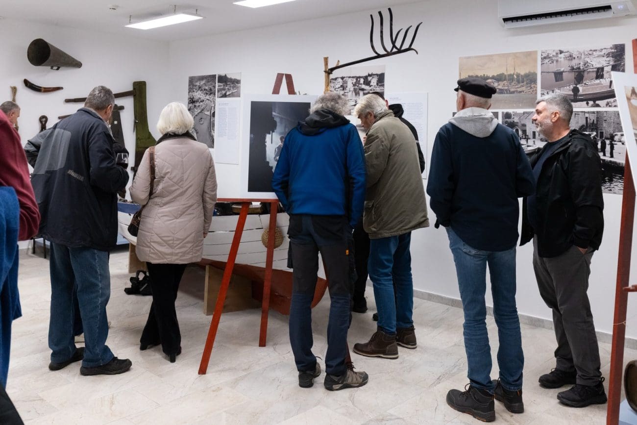 izlozba vrboska pecat gremo na sardele1