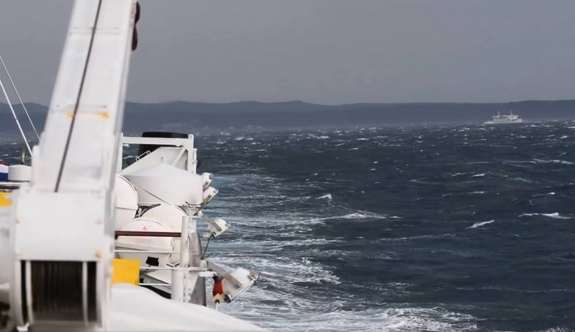 DHMZ izdao upozorenje na opasne vremenske pojave - Pogledajte snimku borbe trajekta s jugom prema Rabu