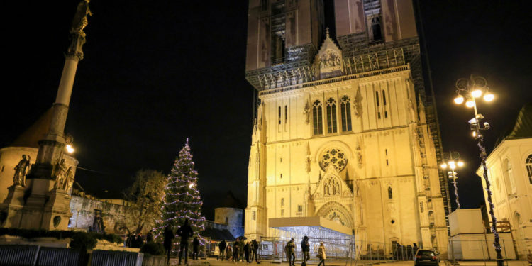 Neobično svjetlo s vrha katedrale uznemirilo Zagrepčane, izdano upozorenje
