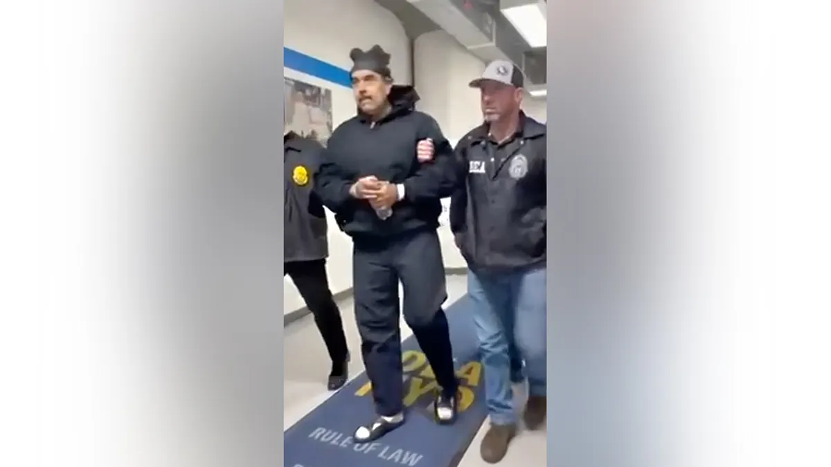 Venezuelanskog diktatora Nicolasa Madura s lisicama na rukama vode kroz hodnik ureda DEA-e