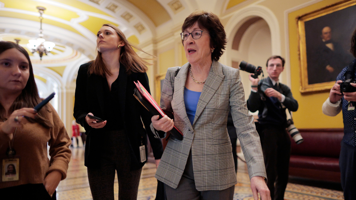 Republikanska senatorica iz Mainea Susan Collins odgovara na pitanja novinara dok hoda na sastanak na američkom Kapitolu.