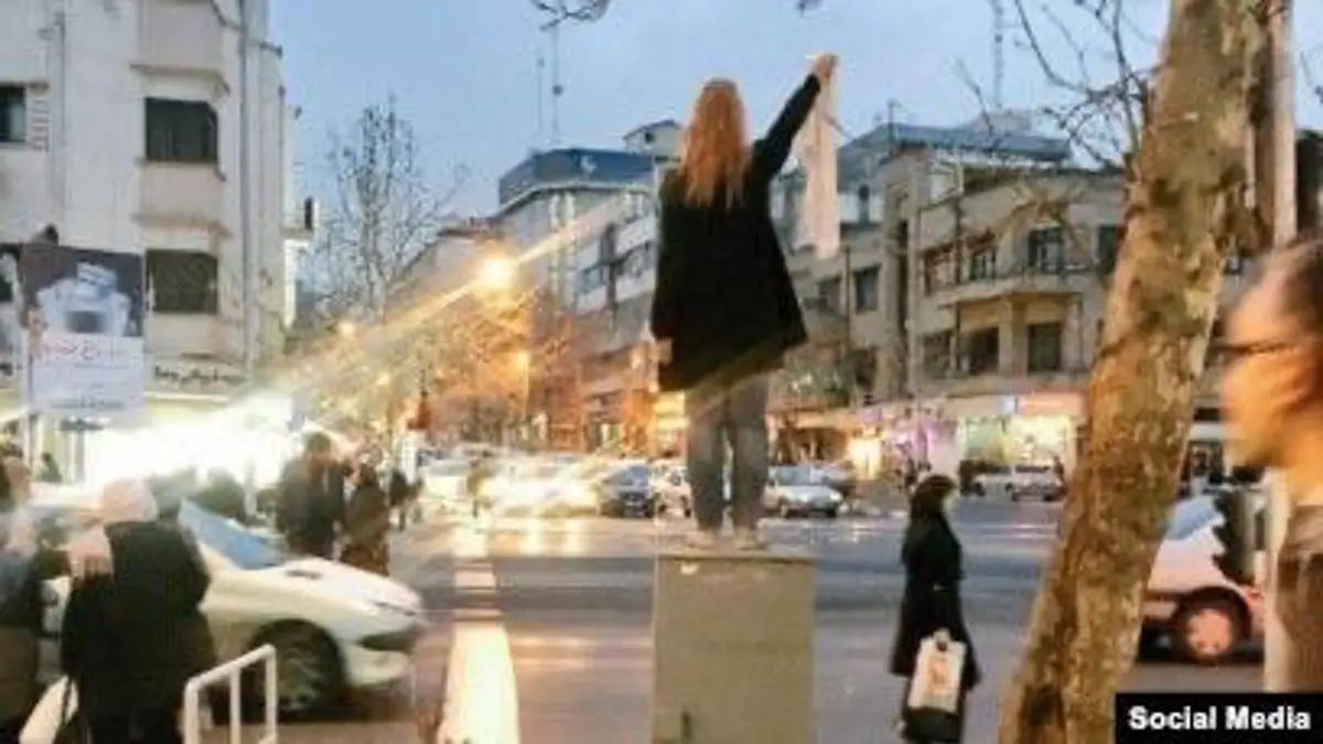 Iranske sigurnosne snage uhitile su Maryam Shariatmadari nakon što je skinula hidžab u znak protesta protiv zakona o obveznom nošenju vela tijekom "Djevojke iz ulice Revolucije" demonstracije u Teheranu. Shariatmadari je kasnije osuđen na godinu dana zatvora za ono što su vlasti opisale kao "poticanje korupcije skidanjem hidžaba."