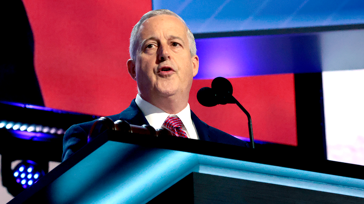 Kandidat za Senat Sjeverne Karoline Michael Whatley govori.