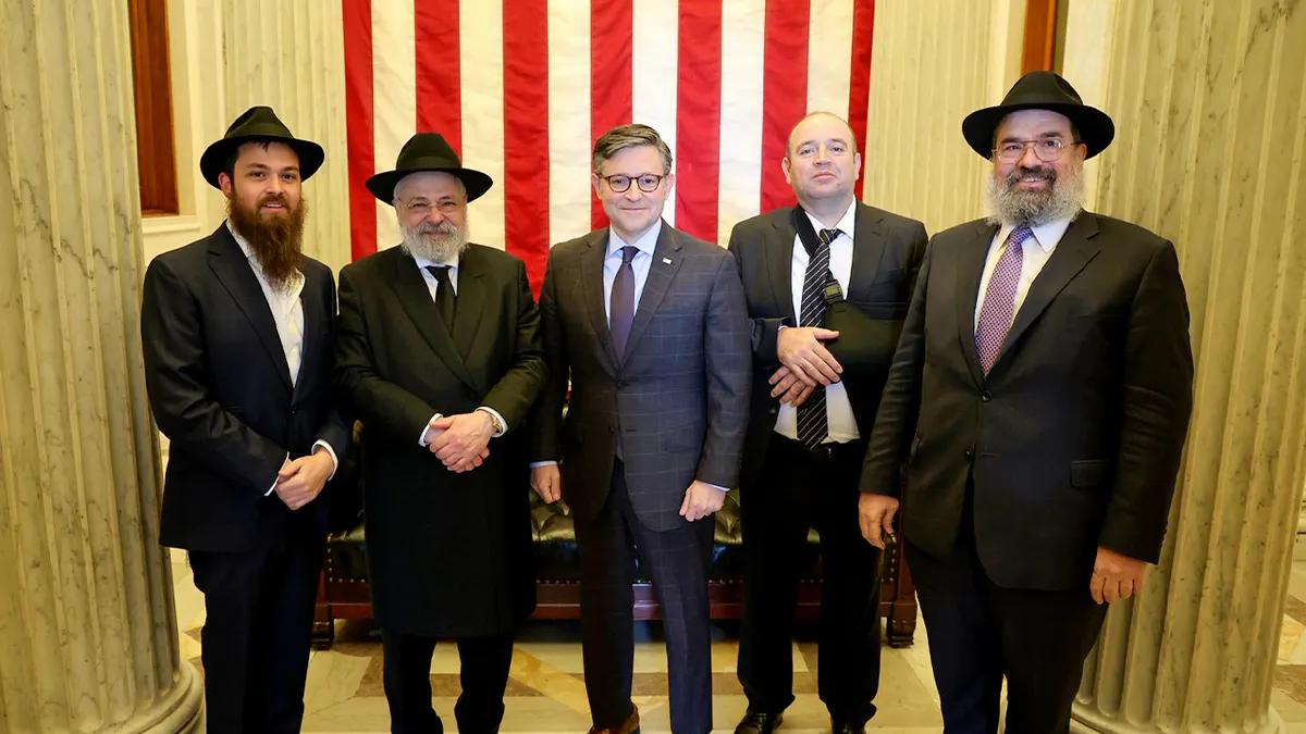 Mike Johnson pozira s Ahmedom Al-Ahmedom i trojicom židovskih vođa