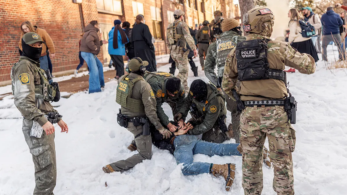Federalni imigracijski agenti uhite ispred srednje škole.