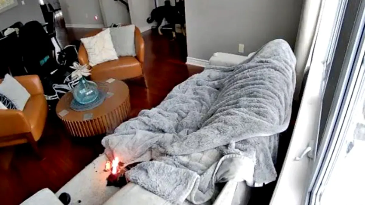 gorljiva rukavica na kauču