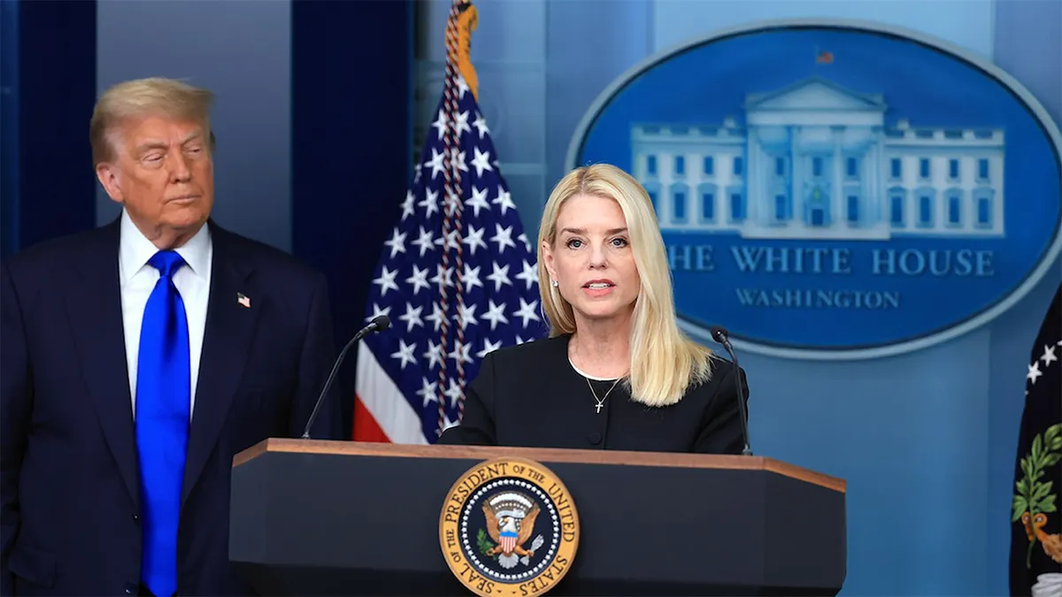 Američka državna tužiteljica Pam Bondi govori zajedno s predsjednikom Donaldom Trumpom na brifingu za novinare u Bijeloj kući na ovoj fotografiji iz 2025. (Getty Images)