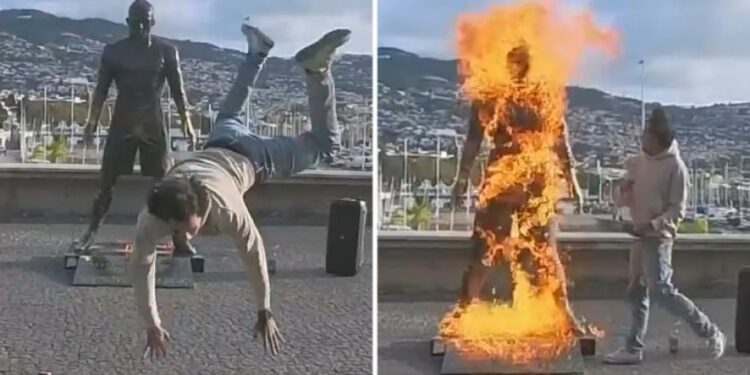 pleše i zatim zapali kip CR7!