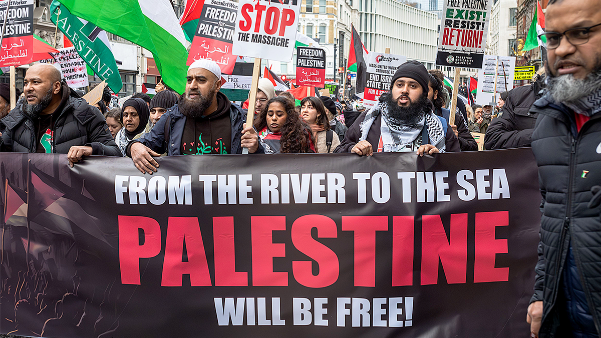 Protuizraelski prosvjednici drže prosvjedne natpise