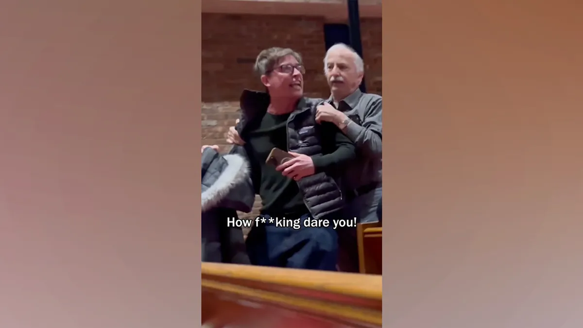 prosvjednik-ny-tom-suozzi