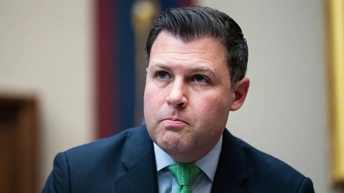 Ryan Mackenzie sjedi na saslušanju odbora