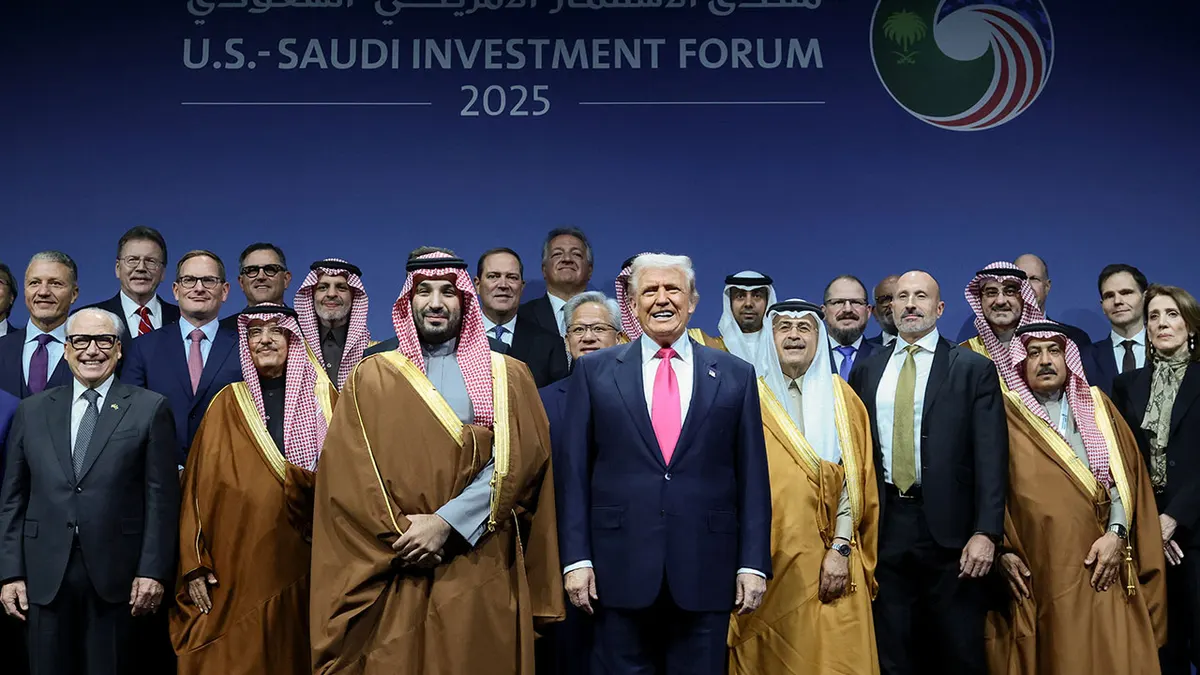 Američki predsjednik Donald Trump pozira za obiteljsku sliku sa saudijskim prijestolonasljednikom i premijerom Mohammedom bin Salmanom i ostalim sudionicima tijekom Američko-saudijskog investicijskog foruma u Washingtonu