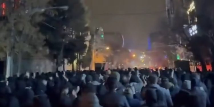 Totalni kaos u Iranu, mrtvačnice prepune: ‘Trump, ako napadneš, gađat ćemo Izrael’
