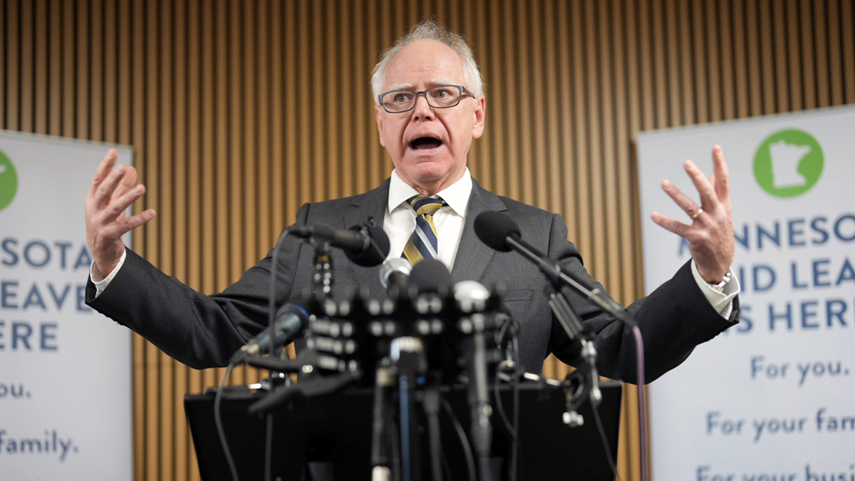 Tim Walz stoji na podiju
