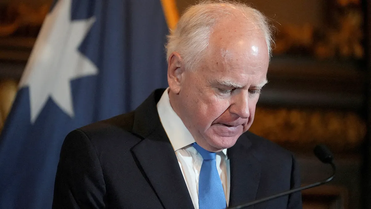 Guverner Tim Walz na konferenciji za novinare.