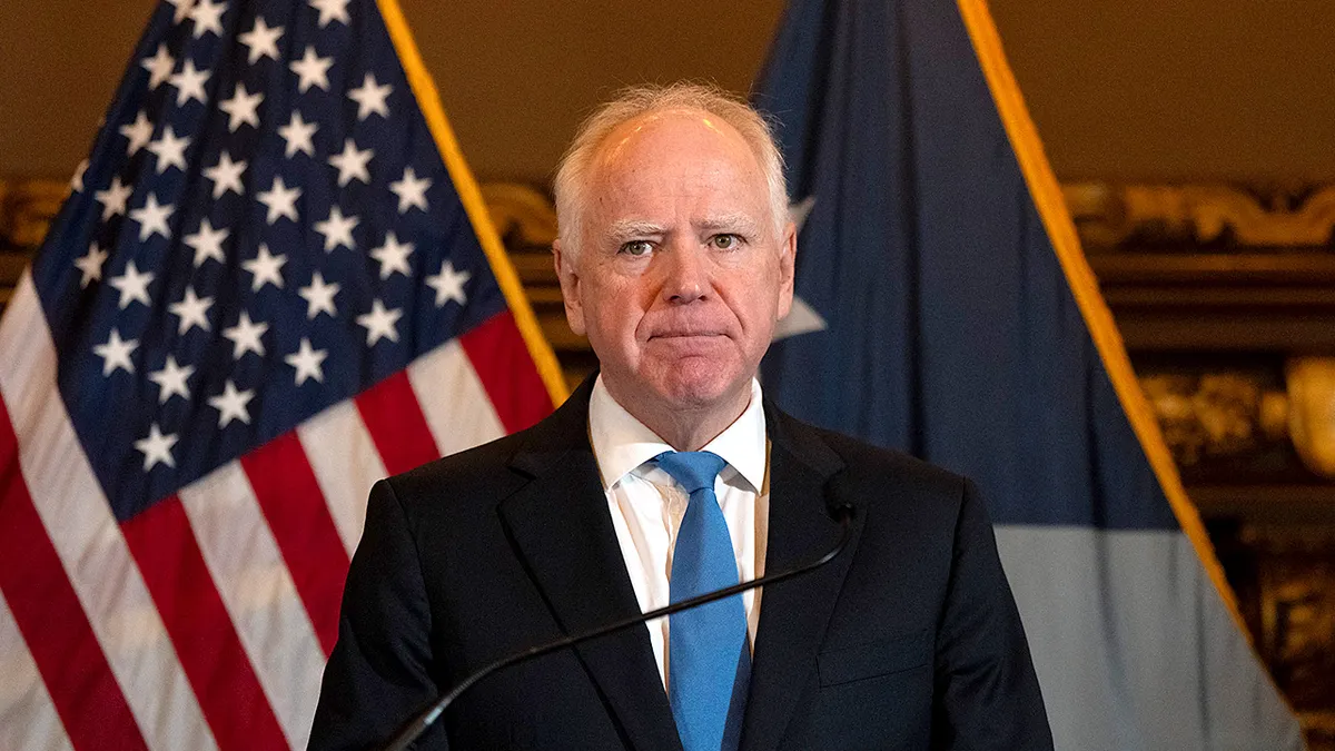 Guverner Minnesote Tim Walz stoji za govornicom tijekom konferencije za novinare u State Capitolu.