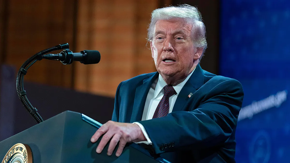 Donald Trump govori u dvorani Andrew W. Mellon u Washingtonu.