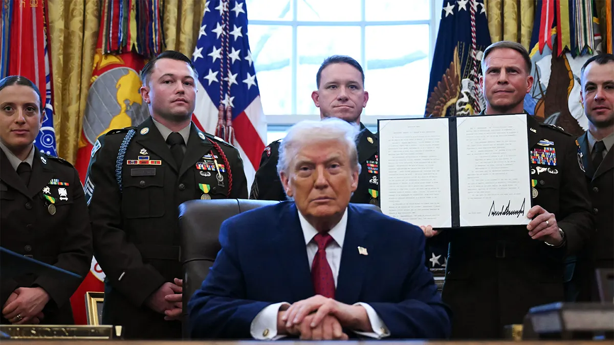 Predsjednik Donald Trump potpisuje izvršnu uredbu u Bijeloj kući 15. prosinca 2025. u Washingtonu, DC