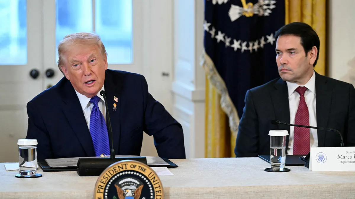 Trump i Rubio tijekom naftnog sastanka.