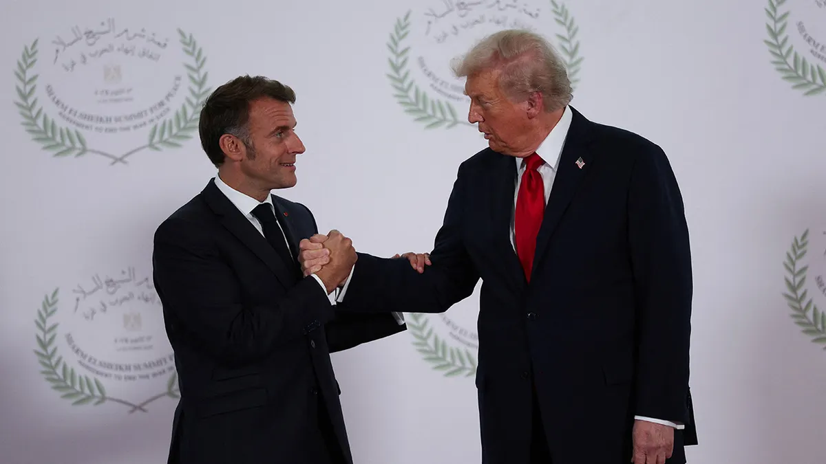 Američki predsjednik Donald Trump i francuski predsjednik Emmanuel Macron rukuju se dok poziraju za fotografiju na samitu svjetskih čelnika o okončanju rata u Gazi.