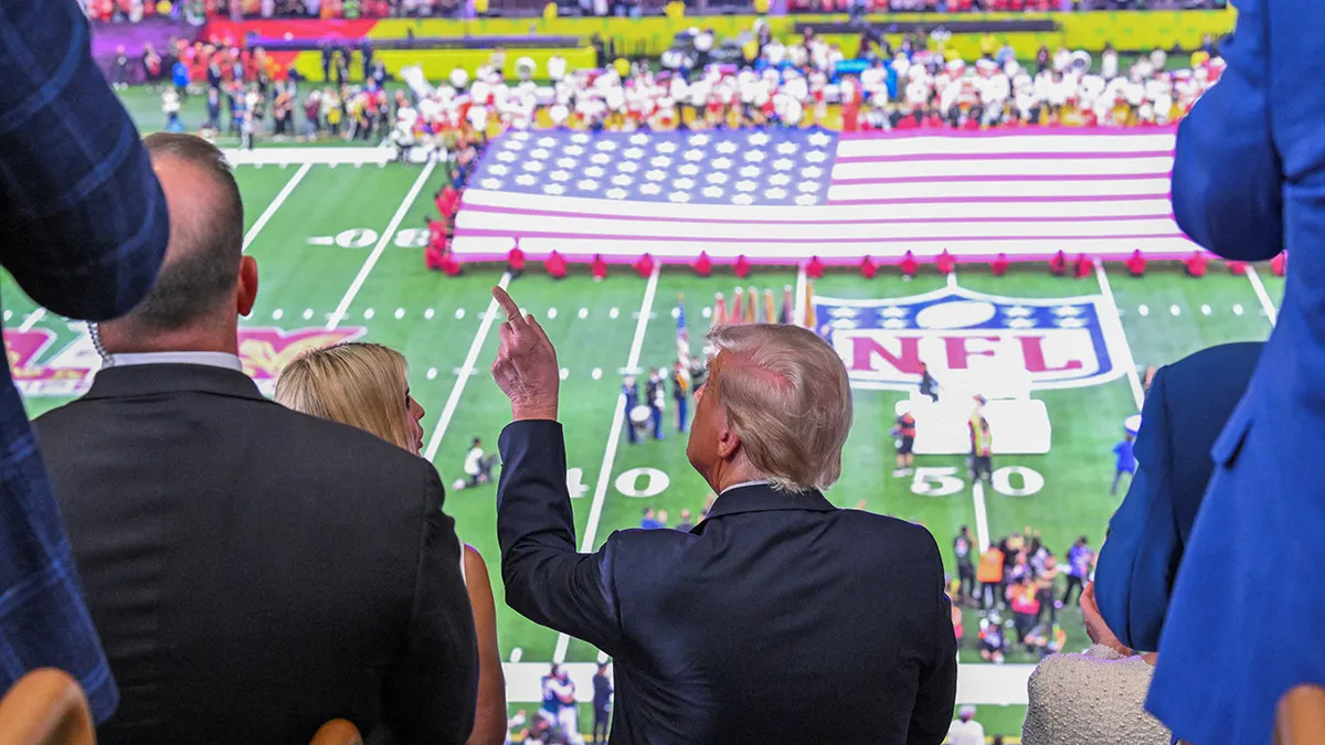 Trump gleda prošlogodišnji Super Bowl