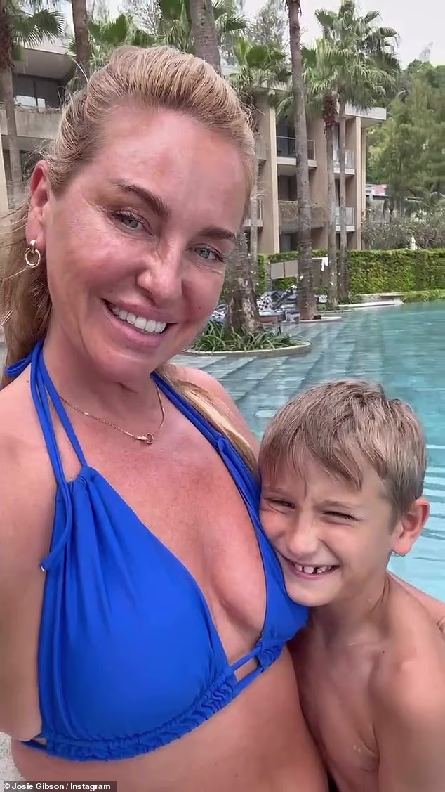 Sa svojim novim osjećajem samopouzdanja, Josie je pokazala svoje tijelo u bikiniju dok je nedavno bila na odmoru sa sinom Reggiejem