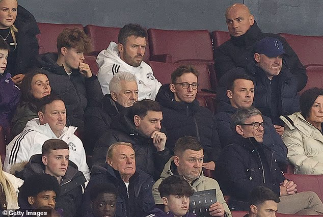 Slavni roditelji Colleen i Wayne gledaju kako je igrao na Old Traffordu prošlog mjeseca - također pred menadžerom prve momčadi Michaelom Carrickom