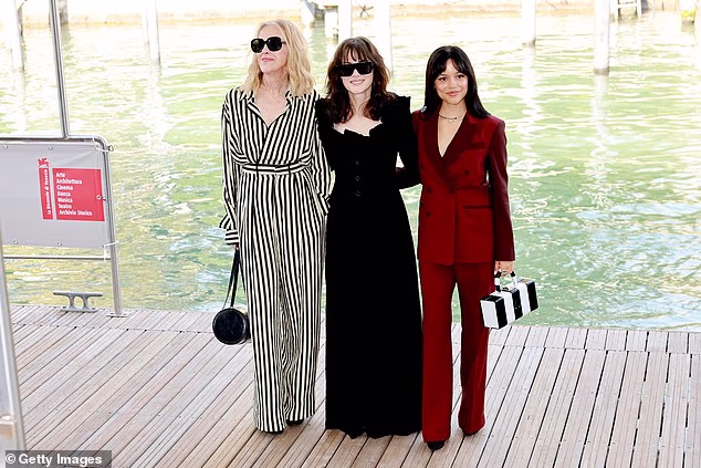 (LR) O'Hara, Winona Ryder i Ortega stižu u Palazzo del Casino na 81. Međunarodnom filmskom festivalu u Veneciji 28. kolovoza 2024. u Veneciji, Italija