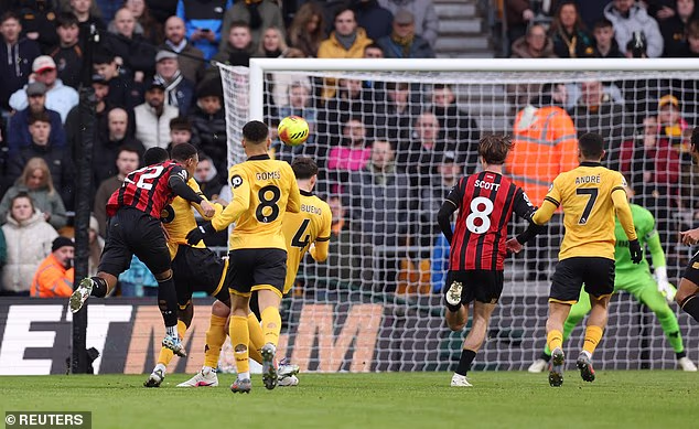 Eli Kroupi Junior ušutkao je domaću publiku u 33. minuti nevjerojatnim udarcem s distance