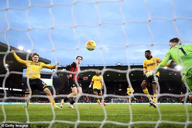 Alex Scott je kasnije zapečatio pobjedu Cherriesa ubacivanjem u igru ​​u dodanom vremenu