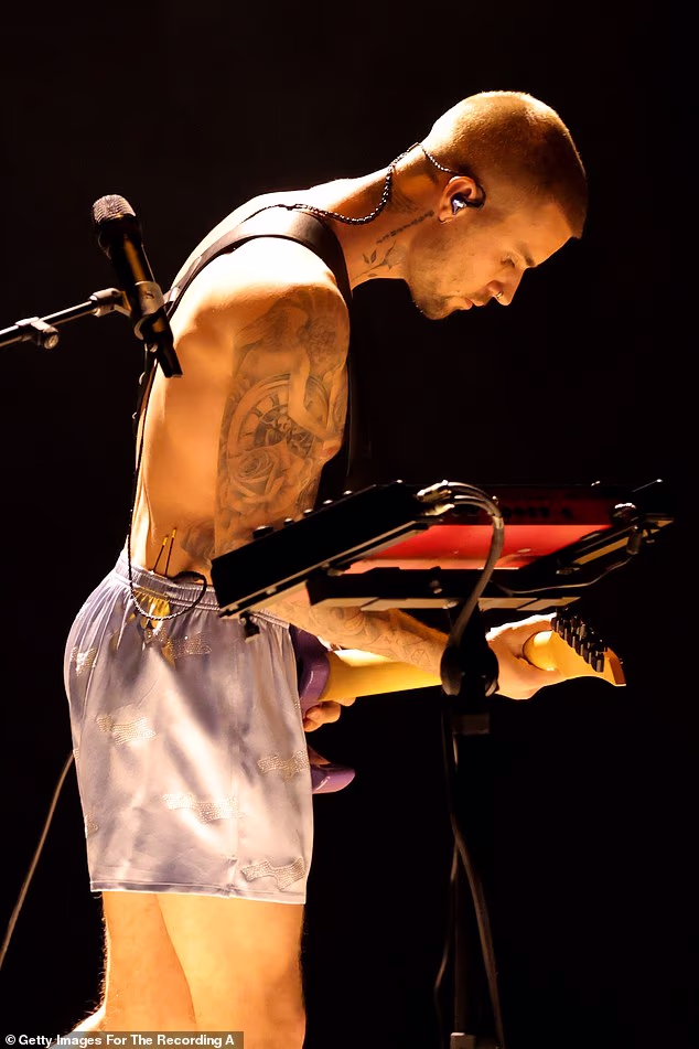 Pop superzvijezda, 31, izvela je neobrađeni set na dodjeli nagrada Grammy u Crypto.com Areni u Los Angelesu, svirajući električnu gitaru i uzorak bubnja za minimalistički nastup