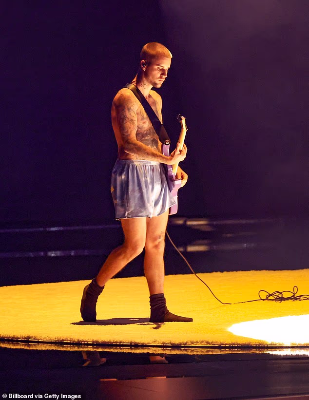 Dok je Bieber pjevao emotivnu pjesmu, za koju je ranije otkrio da je napisana o njegovoj supruzi, kamere su neprestano snimale Hailey Bieber u publici dok se ponosno smješkala i bodrila ga.