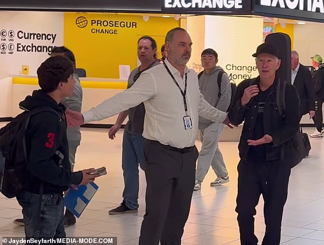 Službenici su morali uskočiti kako bi razdvojili McEnroea i mladog obožavatelja kako je situacija eskalirala