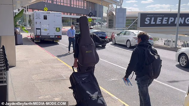 McEnroe je odbio zahtjev mladog obožavatelja i činilo se da žuri ući u zračnu luku