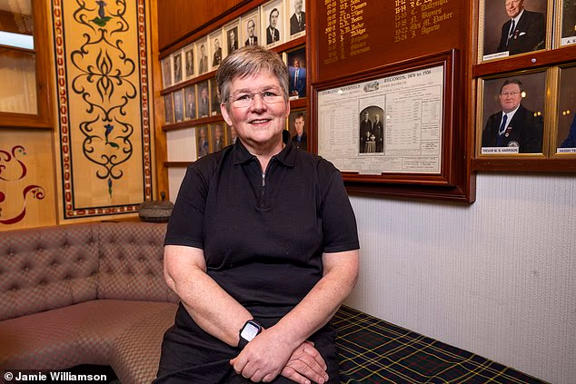 Bivša curlerica Gail Munro, kći Hammyja McMillana, upraviteljica je hotelskog klizališta