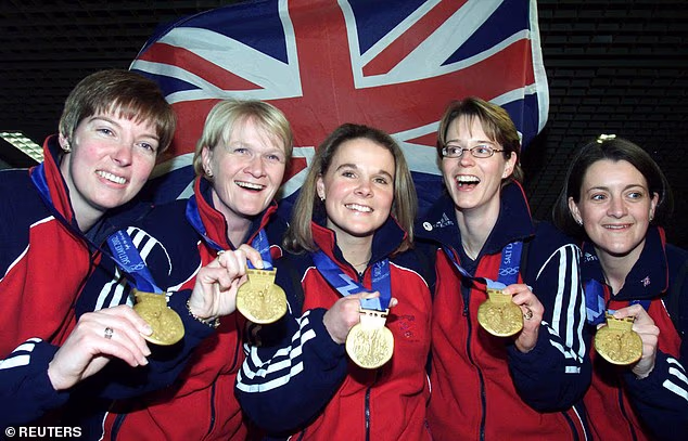 Rhona Martin (druga lijevo) i njezino klizalište slave svoju zlatnu medalju 2002