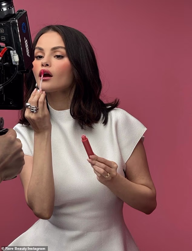 'Klasično, možda malo seksi', razmišljala je 32-godišnja 'teksička' pop zvijezda za People. 'Osjećam se koketno. Još uvijek se osjećam mlado, mislim. Volim malo koketni, klasični izgled'