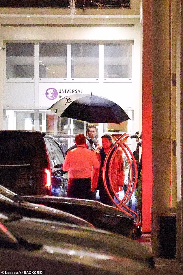 Nakon njihovog privatnog trosatnog obroka u unajmljenom restoranu, Hamilton se sakrio ispod kišobrana dok je ulazio u parišku zračnu luku Le Bourget