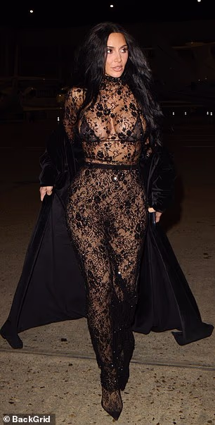 Uparila ju je s odgovarajućim Balenciaga tajicama i štiklama ispod dramatičnog crnog maksi kaputa