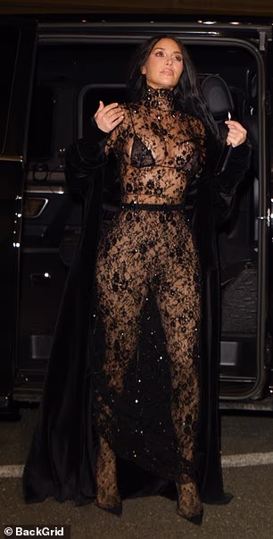 Kardashianka je malo toga ostavila mašti u crnom čipkastom catsuitu