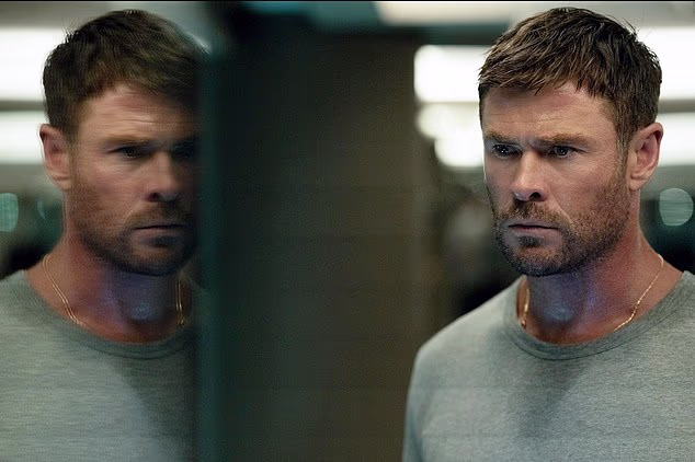 Chris je trenutno na promotivnoj stazi za svoj najnoviji film, Crime 101, nasuprot zvjezdanoj glumačkoj ekipi koja uključuje Halle Berry, Marka Ruffala, Barryja Keoghana, Monicu Barbaro, Coreya Hawkinsa, Jennifer Jason Leigh i Nicka Noltea (viđeno u filmu)